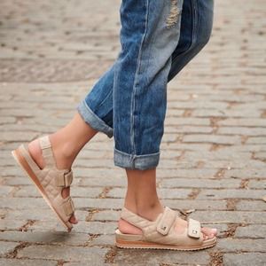 Bernardo Carlita Beige Leather Quilted Wedge Dad Sandals Size 9